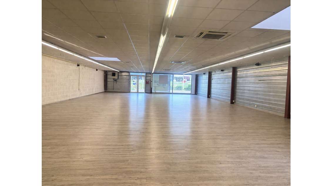 A louer locaux commerciaux 386m² La Fouillouse A72