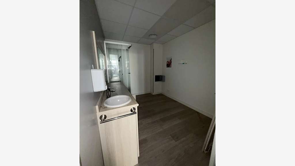 A louer local commercial 102m² aménagé à La Garde