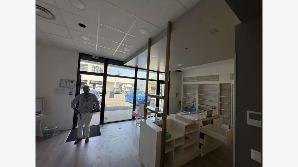 A louer local commercial 102m² aménagé à La Garde