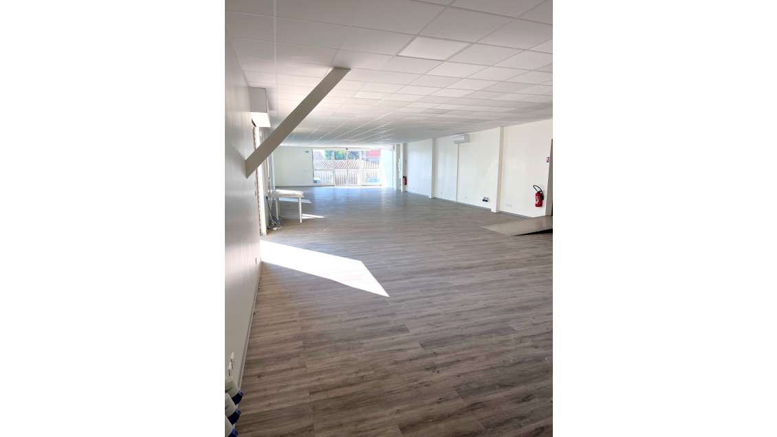 A louer local commercial de 256m² à la Garde