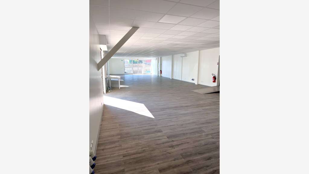 A louer local commercial de 256m² à la Garde