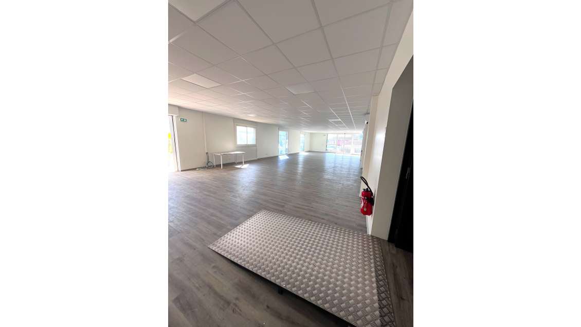 A louer local commercial de 256m² à la Garde