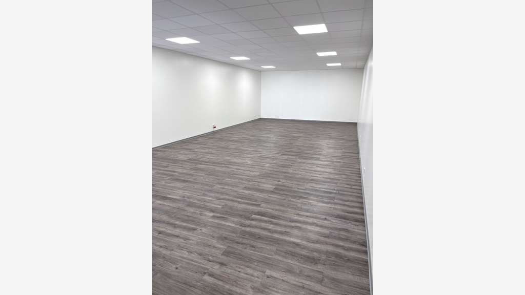 A louer local commercial de 256m² à la Garde