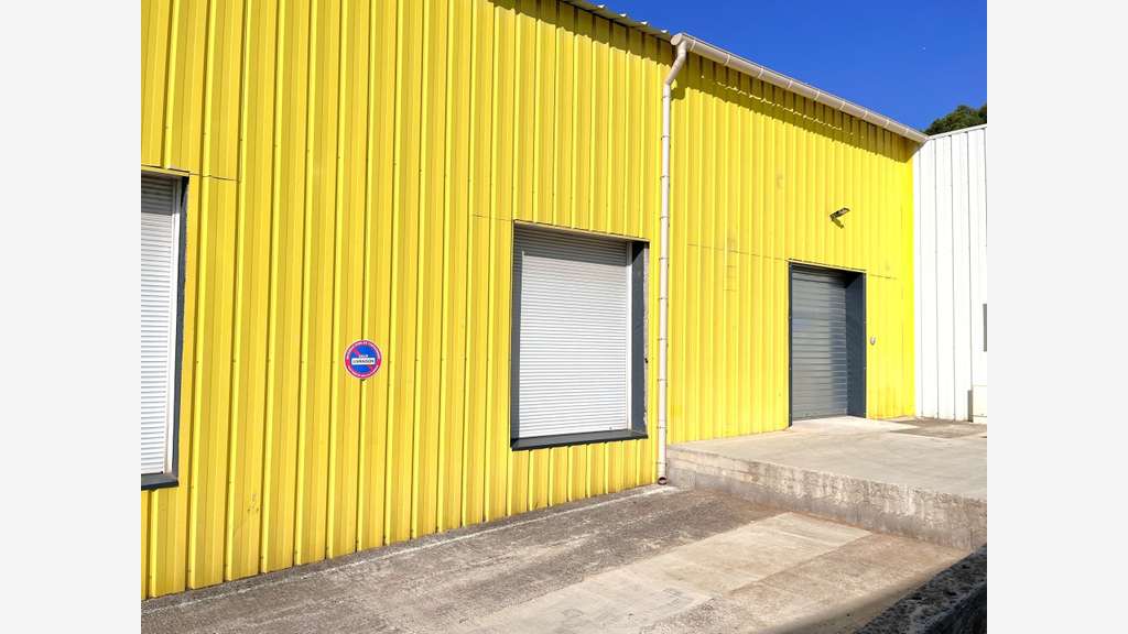 A louer local commercial de 256m² à la Garde