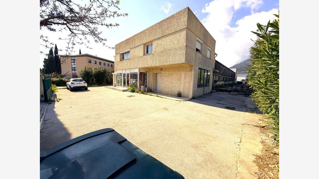 A louer bureaux 280m² en ZI à La Garde