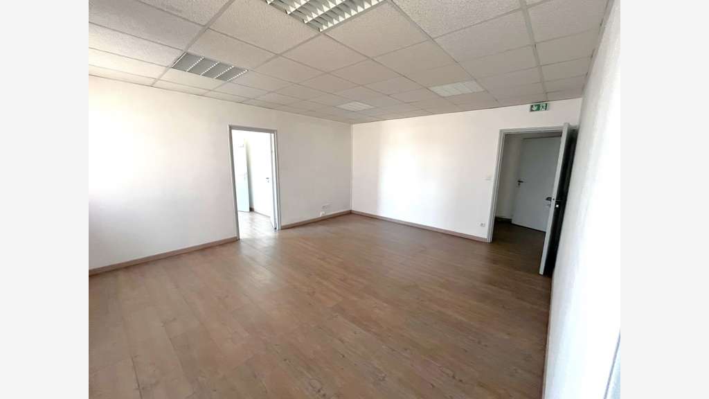 A louer bureaux 140m² bonne visibilité ZI La Garde