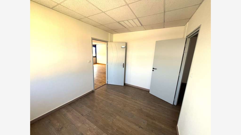 A louer bureaux 140m² bonne visibilité ZI La Garde