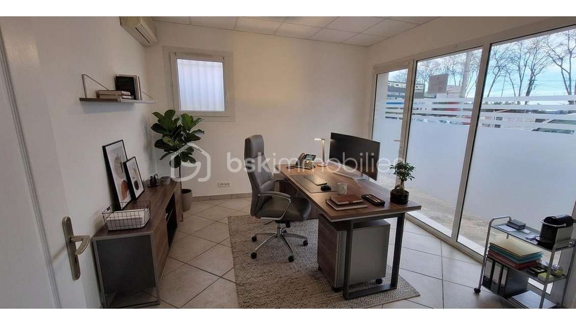 LOCAL COMMERCIAL - 42 M² - 2 BUREAUX - COUR