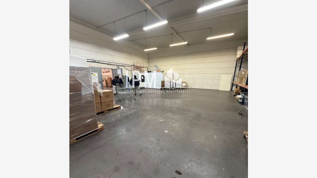A louer local commercial de 500m² à la Garde 83130