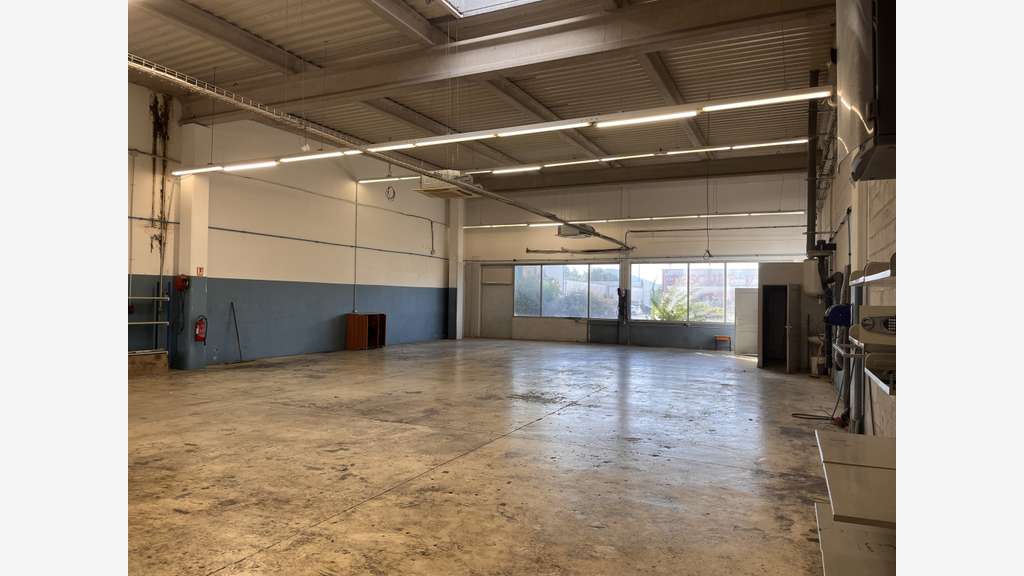 A louer local d'activité de 315m² en za à La Garde