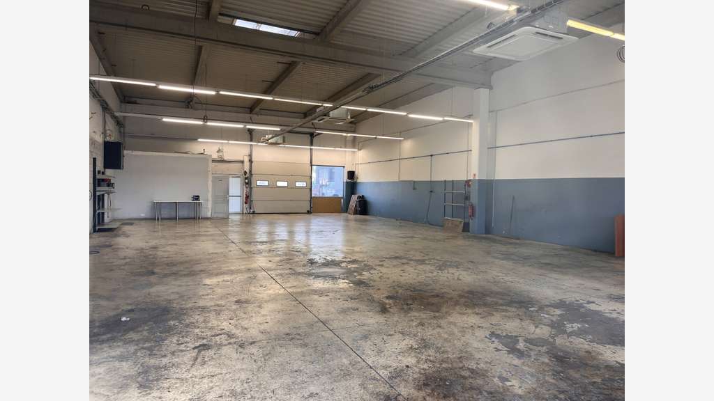 A louer local d'activité de 315m² en za à La Garde