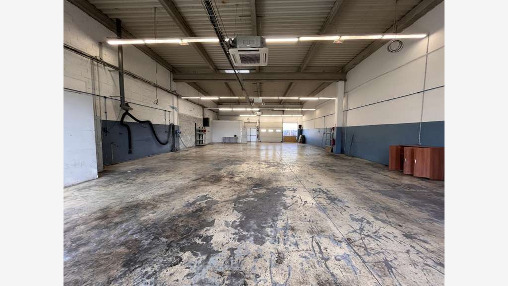 A louer local d'activité de 315m² en za à La Garde