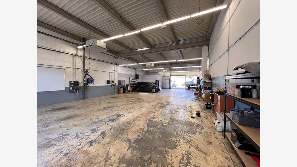 A louer local d'activité de 315m² en za à La Garde