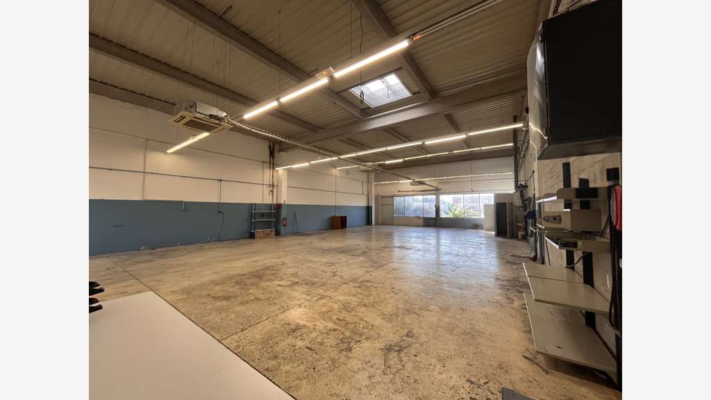 A louer local d'activité de 315m² en za à La Garde