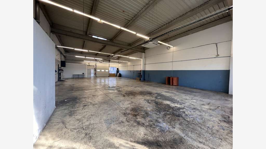 A louer local d'activité de 315m² en za à La Garde