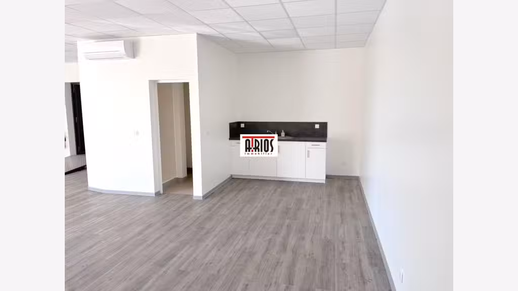A louer local commercial de 256m² à la Garde RN 97
