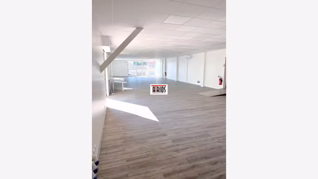 A louer local commercial de 256m² à la Garde RN 97