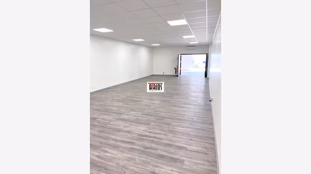 A louer local commercial de 256m² à la Garde RN 97