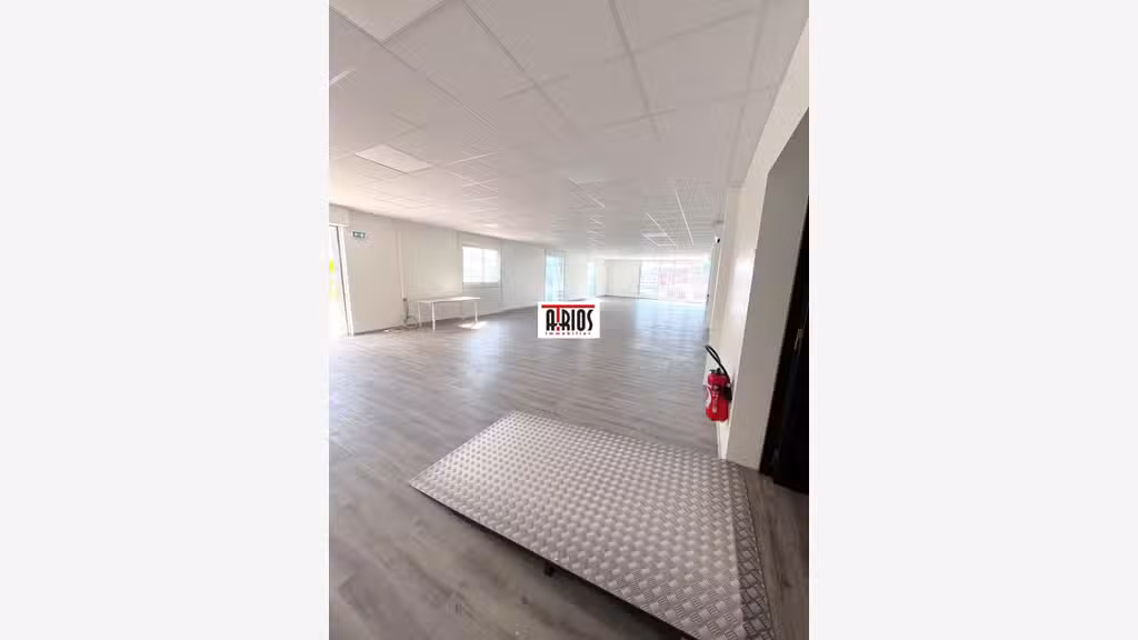 A louer local commercial de 256m² à la Garde RN 97