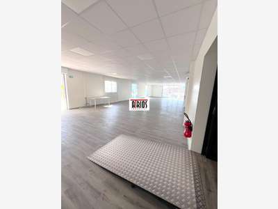 A louer local commercial de 256m² à la Garde RN 97