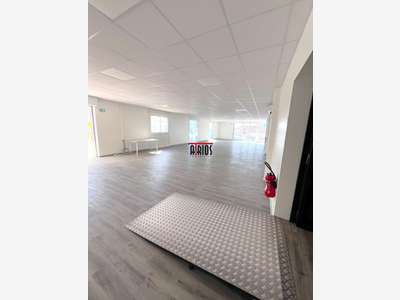 LOCAL COMMERCIAL 256 M²