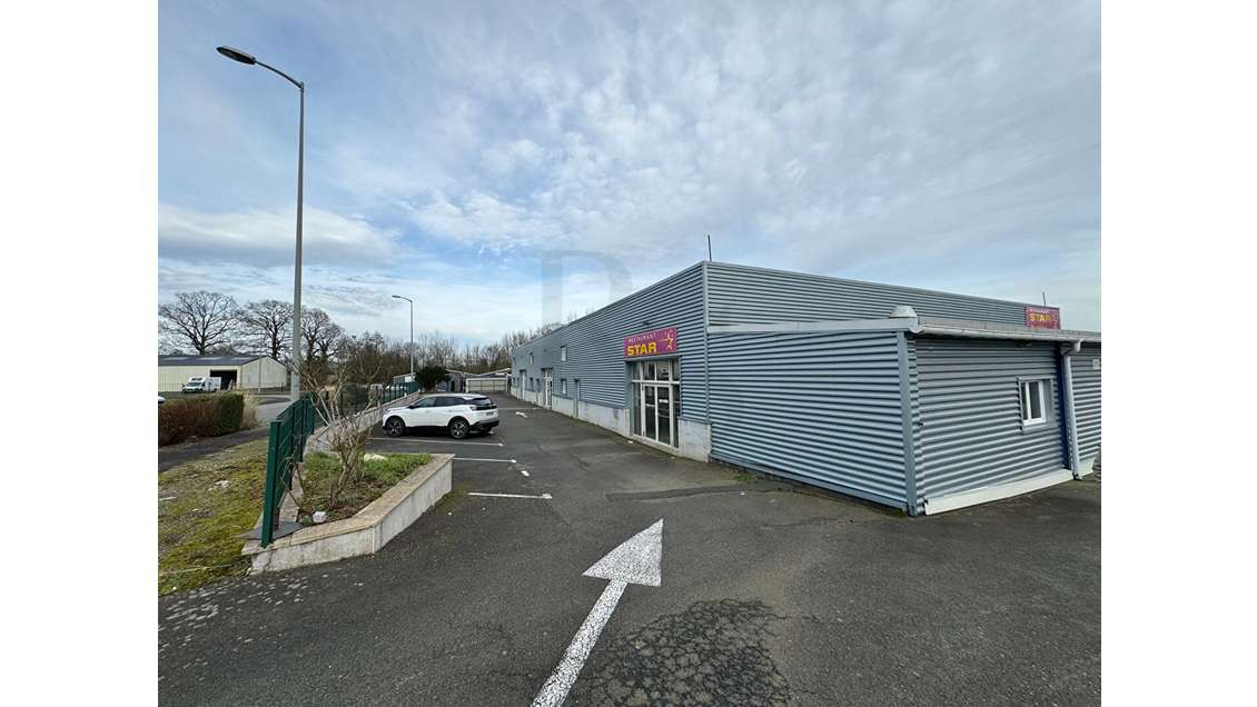 A louer local commercial 975m² à La Lande Patry 