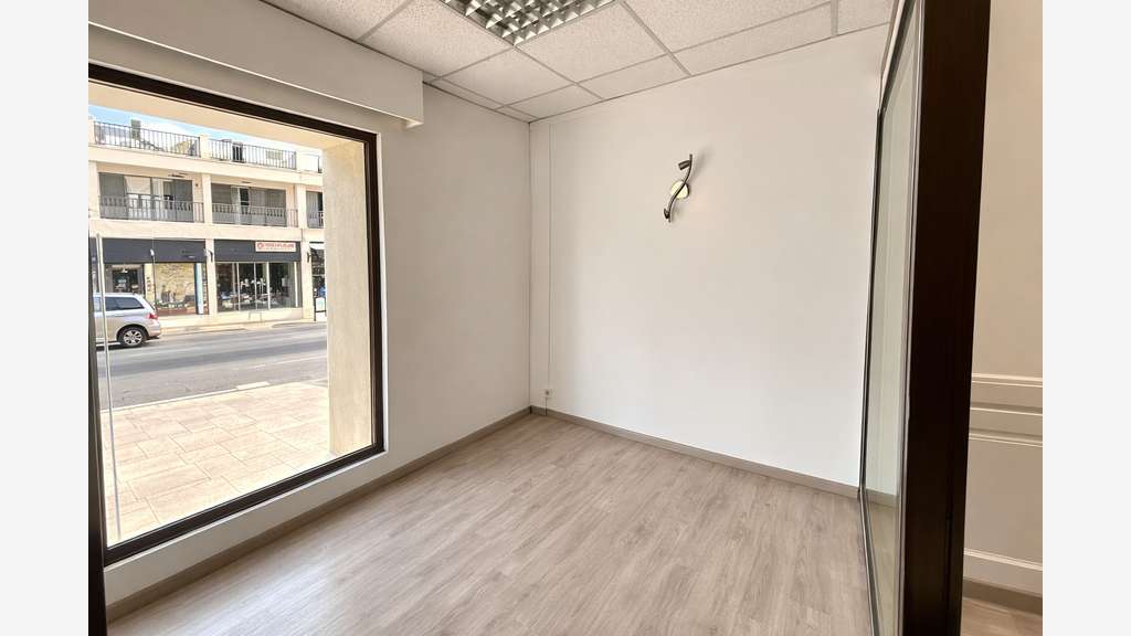 Cession droit au bail local 30m² à  La Londes