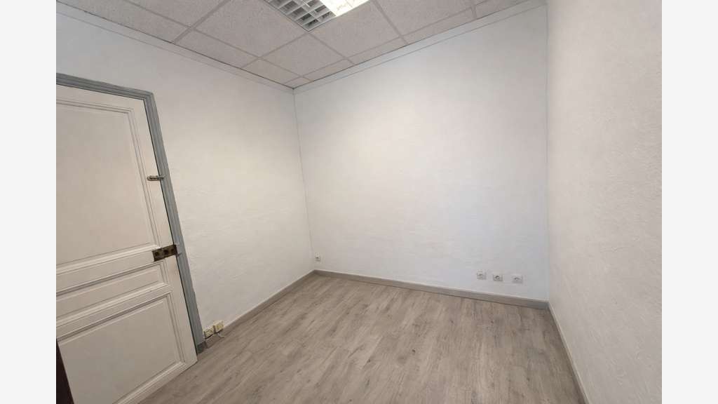 Cession droit au bail local 30m² à  La Londes