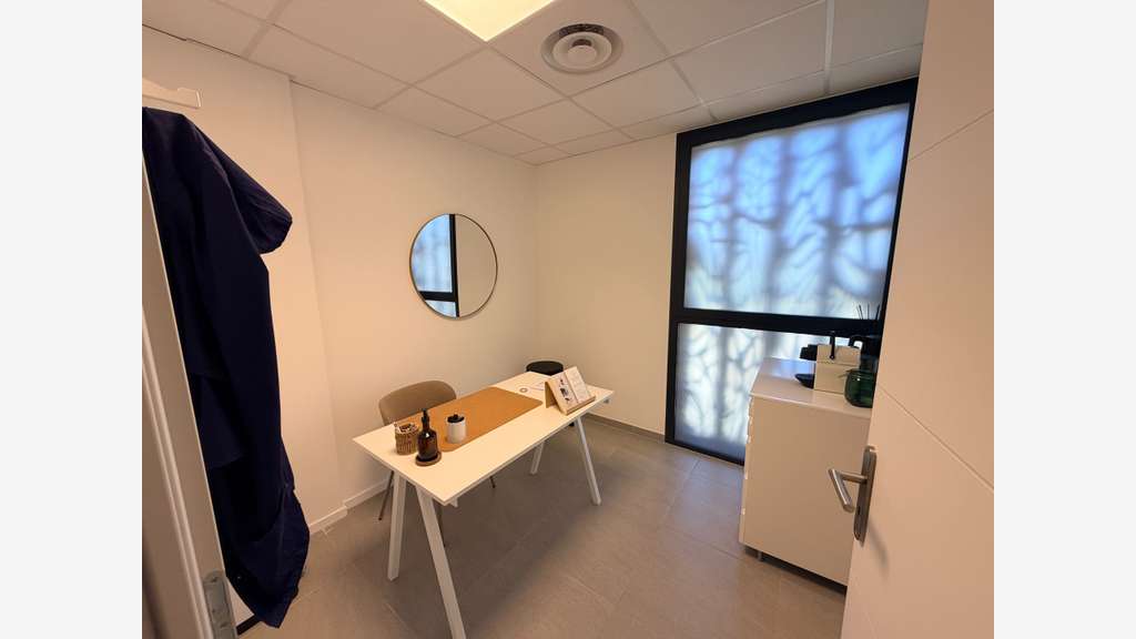 A louer bureaux récents 250m² R+2 à La Moutonne