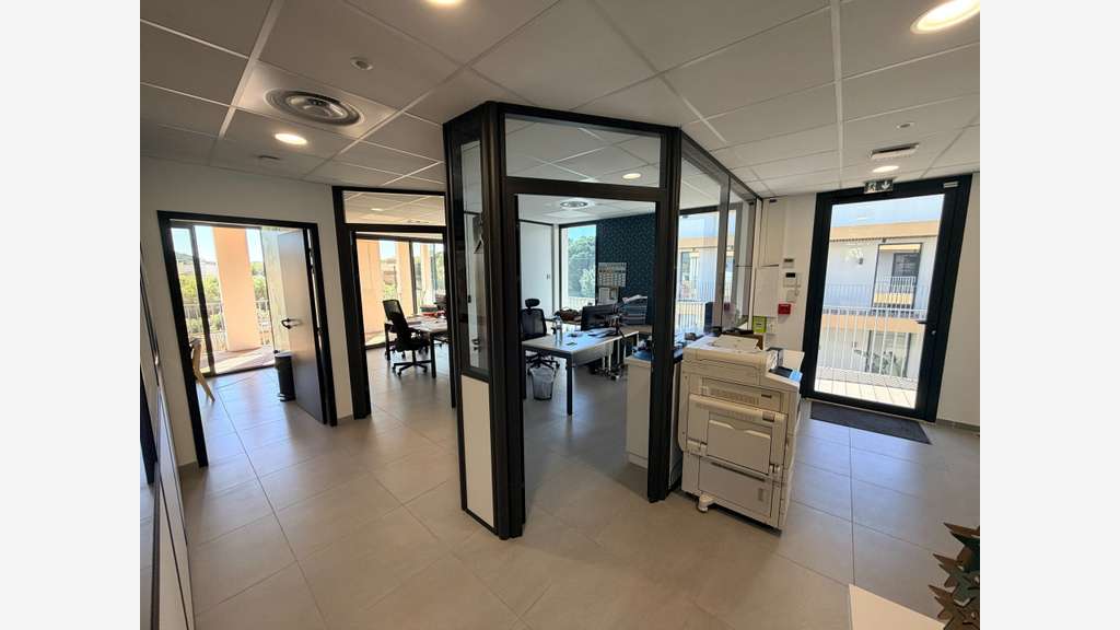 A louer bureaux récents 250m² R+2 à La Moutonne
