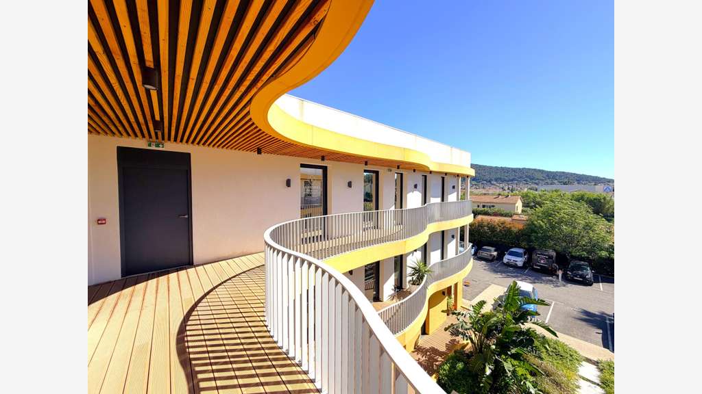 A louer bureaux récents 250m² R+2 à La Moutonne
