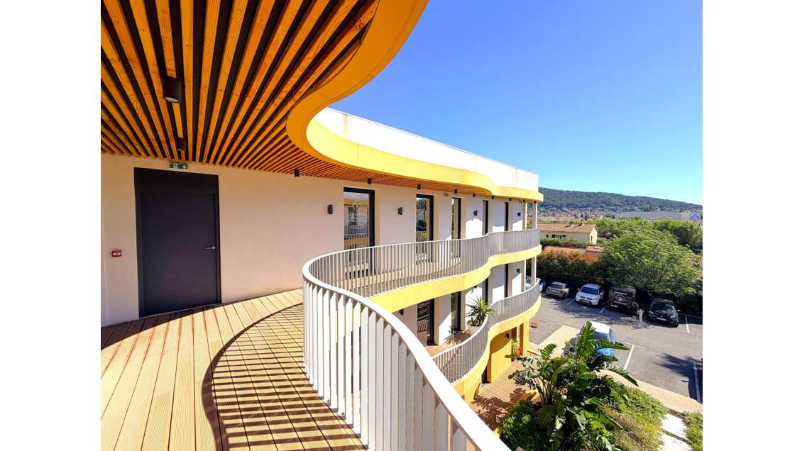 A louer bureaux récents 250m² R+2 à La Moutonne