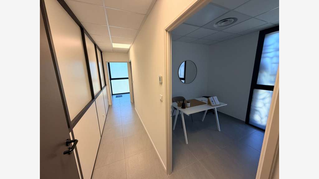 A louer bureaux récents 250m² R+2 à La Moutonne