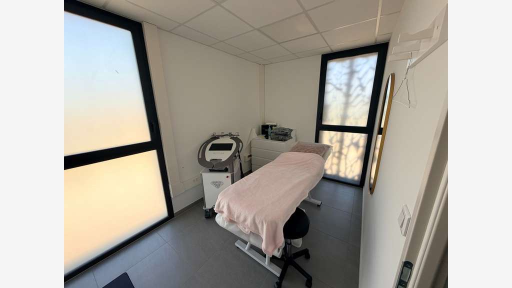 A louer bureaux récents 250m² R+2 à La Moutonne