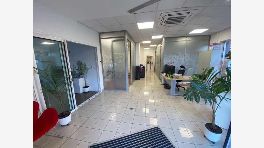 Loue local commercial / bureau 110m² La Possession