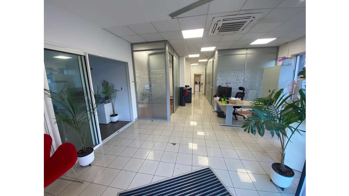 Loue local commercial / bureau 110m² La Possession