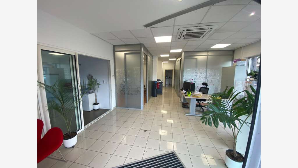 Loue local commercial / bureau 110m² La Possession
