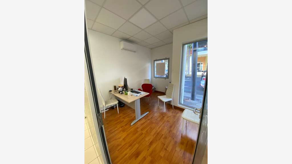 Loue local commercial / bureau 110m² La Possession