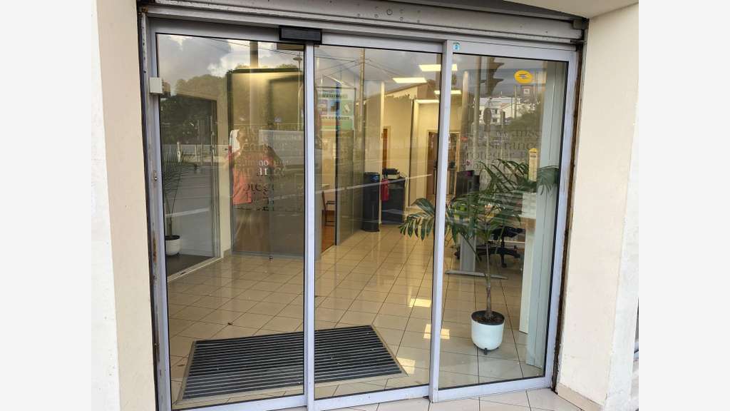 Loue local commercial / bureau 110m² La Possession