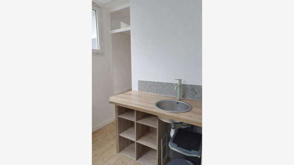 A louer local 54m² axe passant La Roche Pentagone