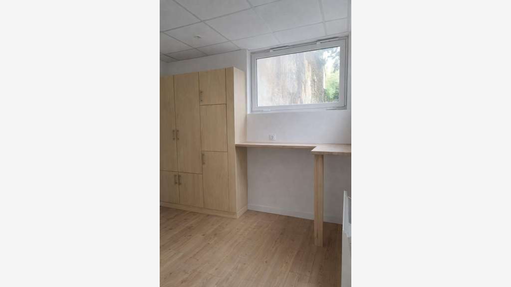 A louer local 54m² axe passant La Roche Pentagone