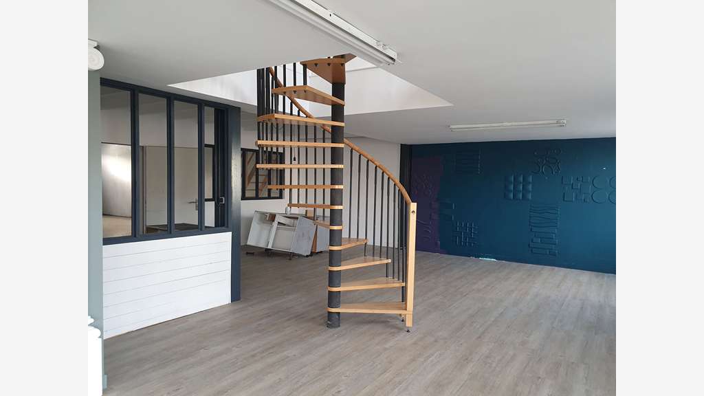 A louer local de 220m² La Rochelle Zone d'activité