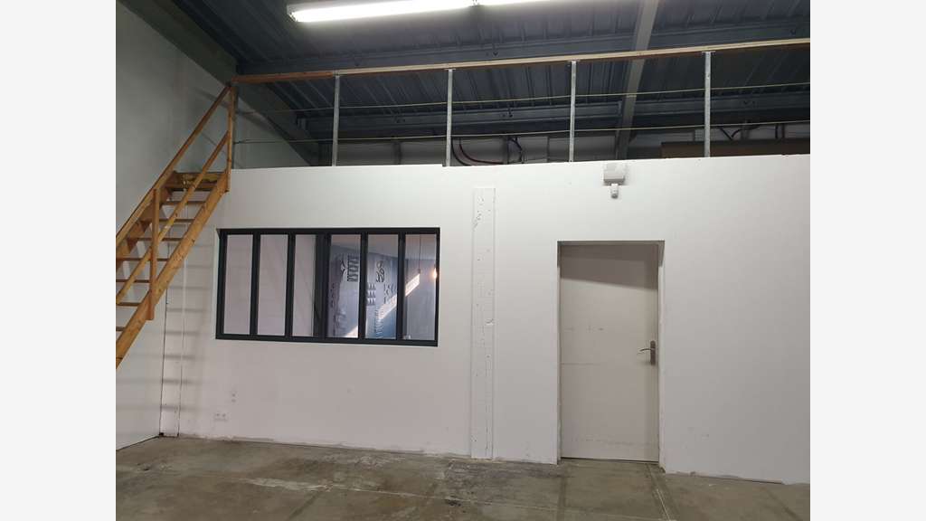 A louer local de 220m² La Rochelle Zone d'activité