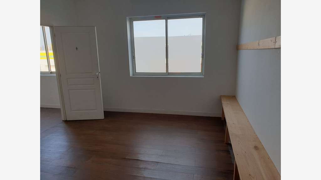 A louer local de 220m² La Rochelle Zone d'activité