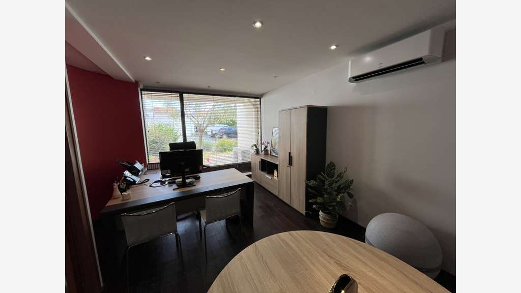 A louer local 93m² à La Rochelle La Genette