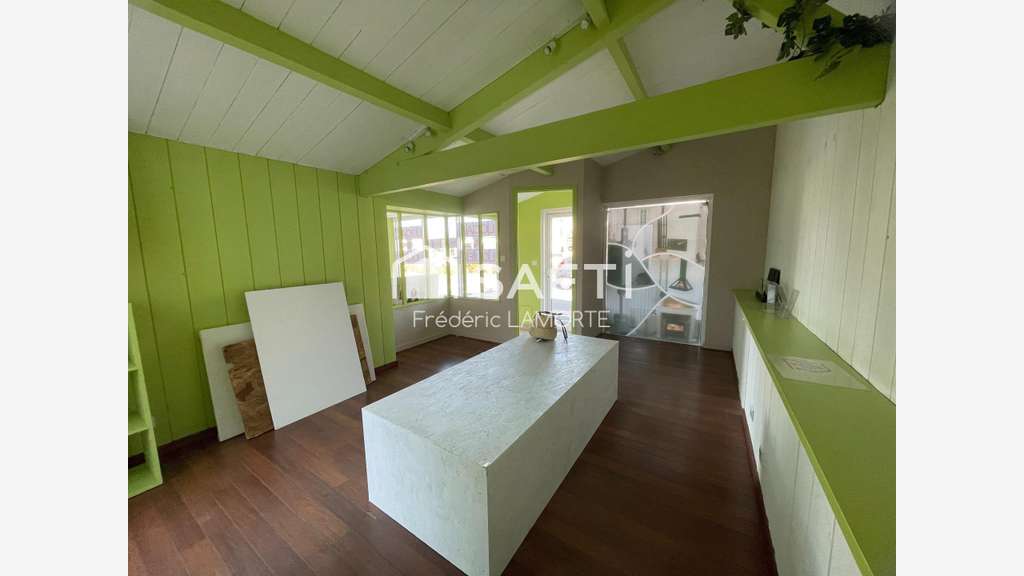 A louer local 80m² avenue passante de La Rochelle
