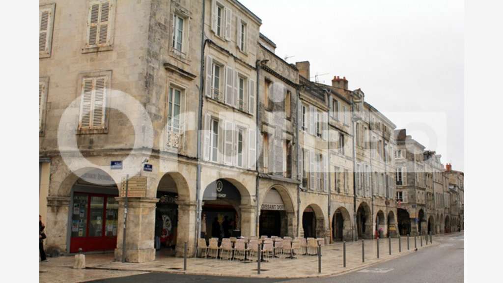 Loue boutique 89m² empl N°1 à La Rochelle centre