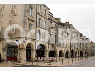 Loue boutique 89m² empl N°1 à La Rochelle centre