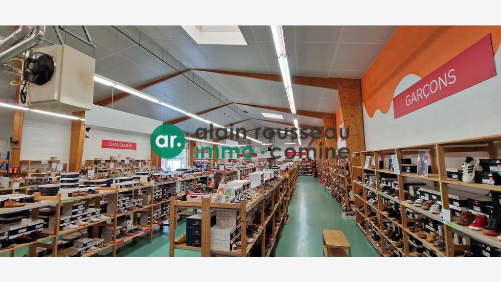 Local commercial de 400m² à louer à La Séguinière