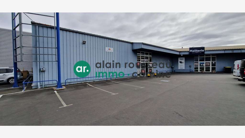 Local commercial de 400m² à louer à La Séguinière